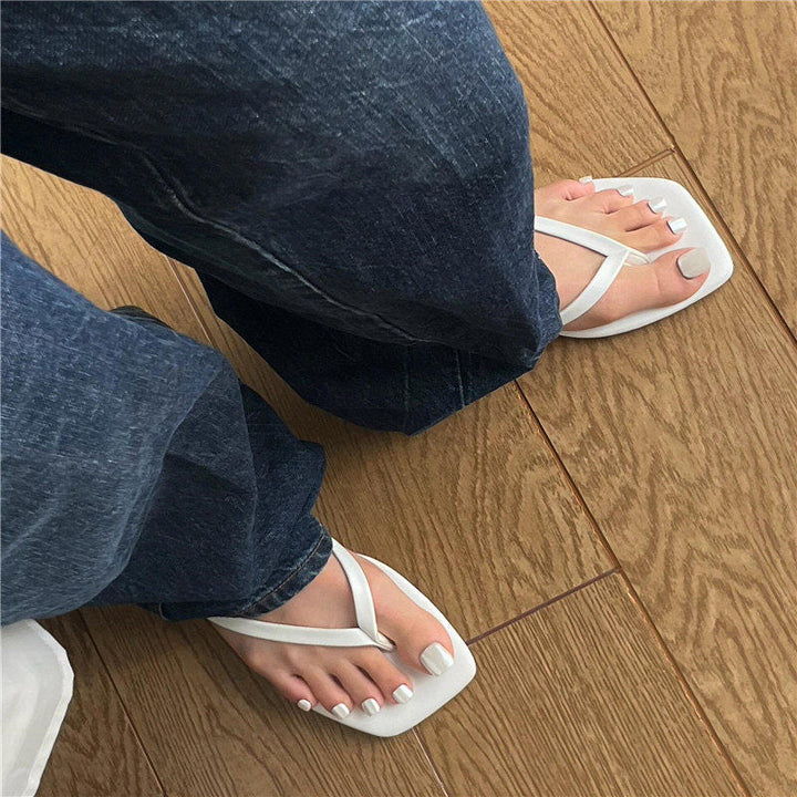 Damen Zehentrenner-Sandalen mit geschwungenem Fußbett und eleganter Riemenkonstruktion Echoarchiv