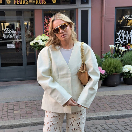 Damen Oversize-Blazer mit markanter Schulter und offener V‑Front Echoarchiv