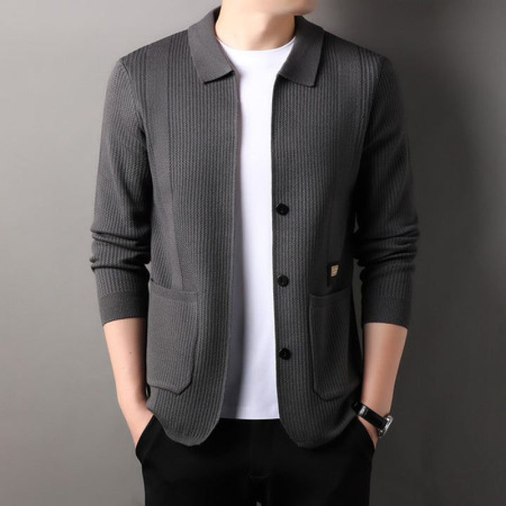 Herren Feinstrukturierte Strickjacke mit Hemdkragen, Knopfleiste und aufgesetzten Taschen Echoarchiv