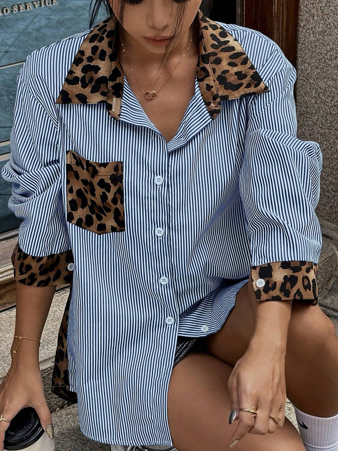 Damen Oversize-Hemdbluse mit Nadelstreifen und Leoprint-Details – Élovi