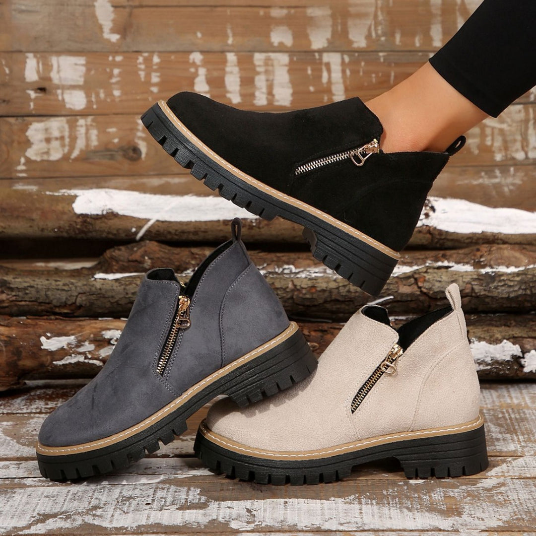 Damen Kurzschaft-Stiefelette aus Velourslederoptik mit profilierter Gummisohle und seitlichem Reißverschluss – Varelle