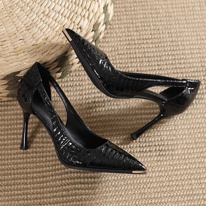 Damen Seitlich ausgeschnittene Lackpumps mit Krokoprägung und Metallkappe – Lioré
