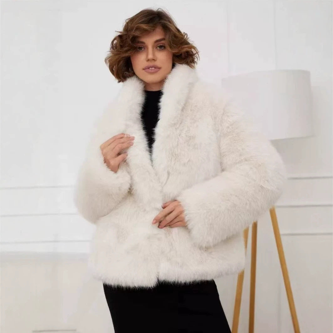 Damen Kurzblouson aus hochflorigem Kunstpelz mit voluminösem Schalkragen Echo Archiv