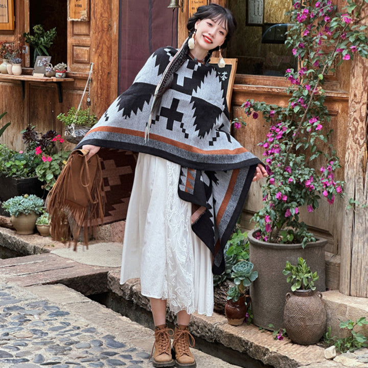 Damen Oversize-Strickcape mit Azteken‑Jacquard, V‑Ausschnitt und weichfallendem Saum Echo Archiv