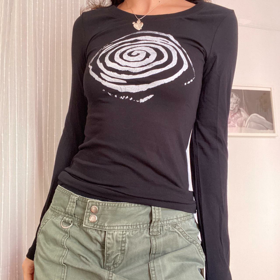 Damen Enganliegendes Langarmshirt mit künstlerischem Spiraldruck – Avérine