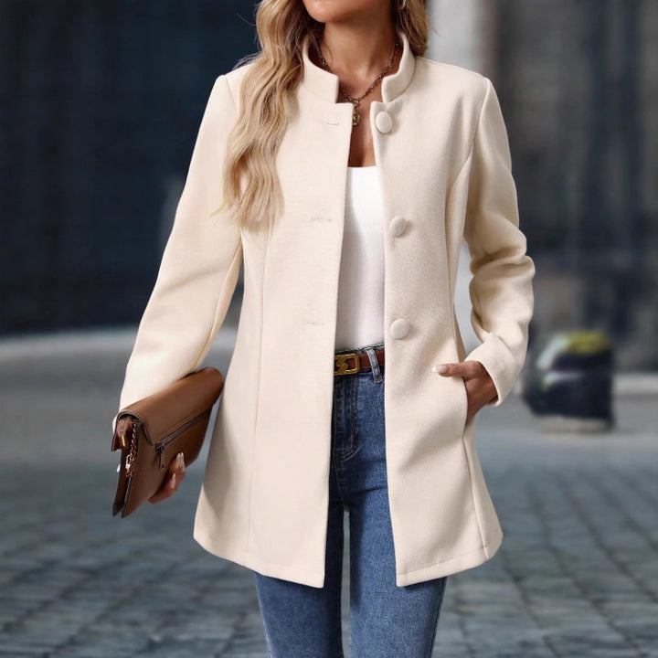 Damen Stehkragenmanteljacke mit verdeckter Knopfleiste und seitlichen Taschen – Célinea