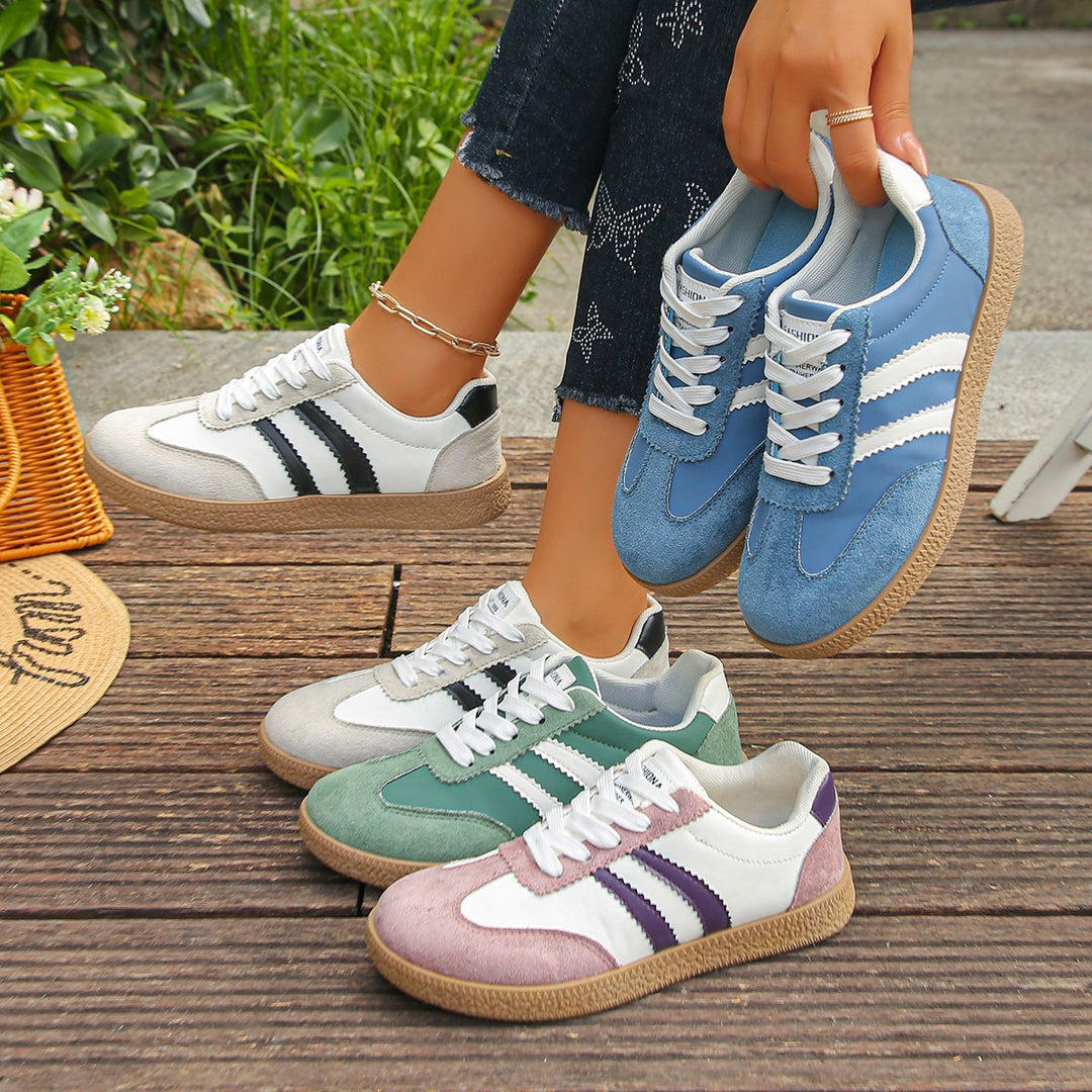 Damen Retro-Sneaker mit Velours-Overlays, Zierstreifen und profildetails – Névara