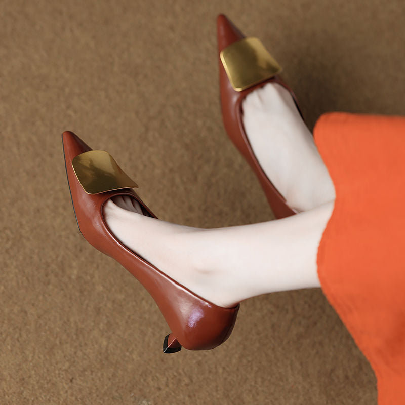Damen Spitz zulaufende Kitten‑Heel Pumps mit dekorativer Metallapplikation – Lioré