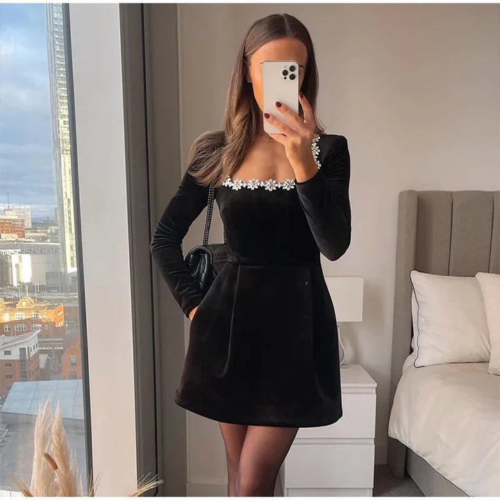 Damen Samt‑Minikleid mit quadratischem Ausschnitt, Perlenblütenbesatz und A‑Linien‑Silhouette Echo Archiv