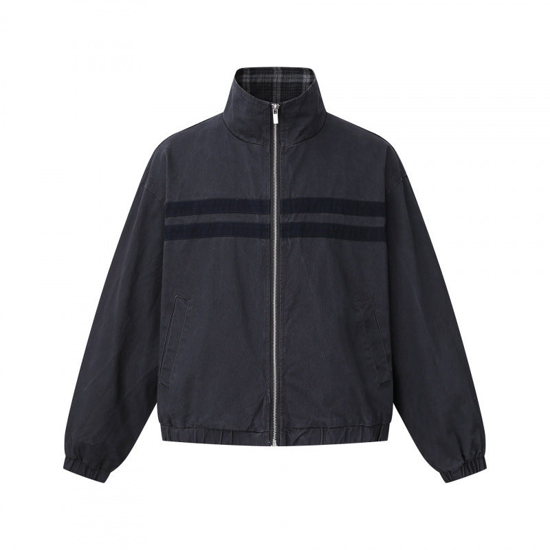 Unisex Kurz geschnittene kastige Blousonjacke mit Stehkragen, doppeltem Streifendetail und kariertem Innenfutter Echo Archiv