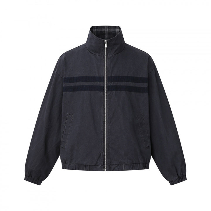 Unisex Kurz geschnittene kastige Blousonjacke mit Stehkragen, doppeltem Streifendetail und kariertem Innenfutter Echo Archiv