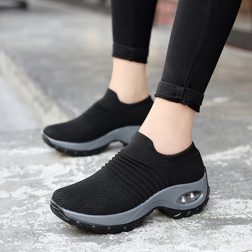 Damen Slip-On Strick-Sneaker mit sockenähnlichem Schaft und Luftkissen-Plateausohle – Névara