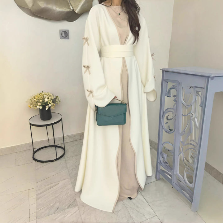 Damen nan elegante Abaya-Kaftan mit weitem Trompetenärmel, kontrastierender Passe und Wickelgürtel Echo Archiv