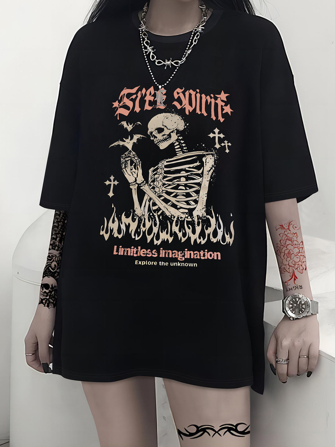 Damen T-Shirt mit künstlerischem Skelettmotiv und einzigartigem Druck Echo Archiv