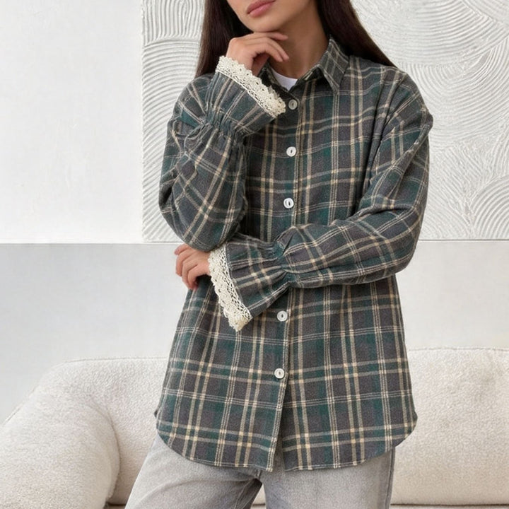 Damen Karo-Hemdbluse mit Spitzenmanschetten und Oversize-Schnitt Echoarchiv