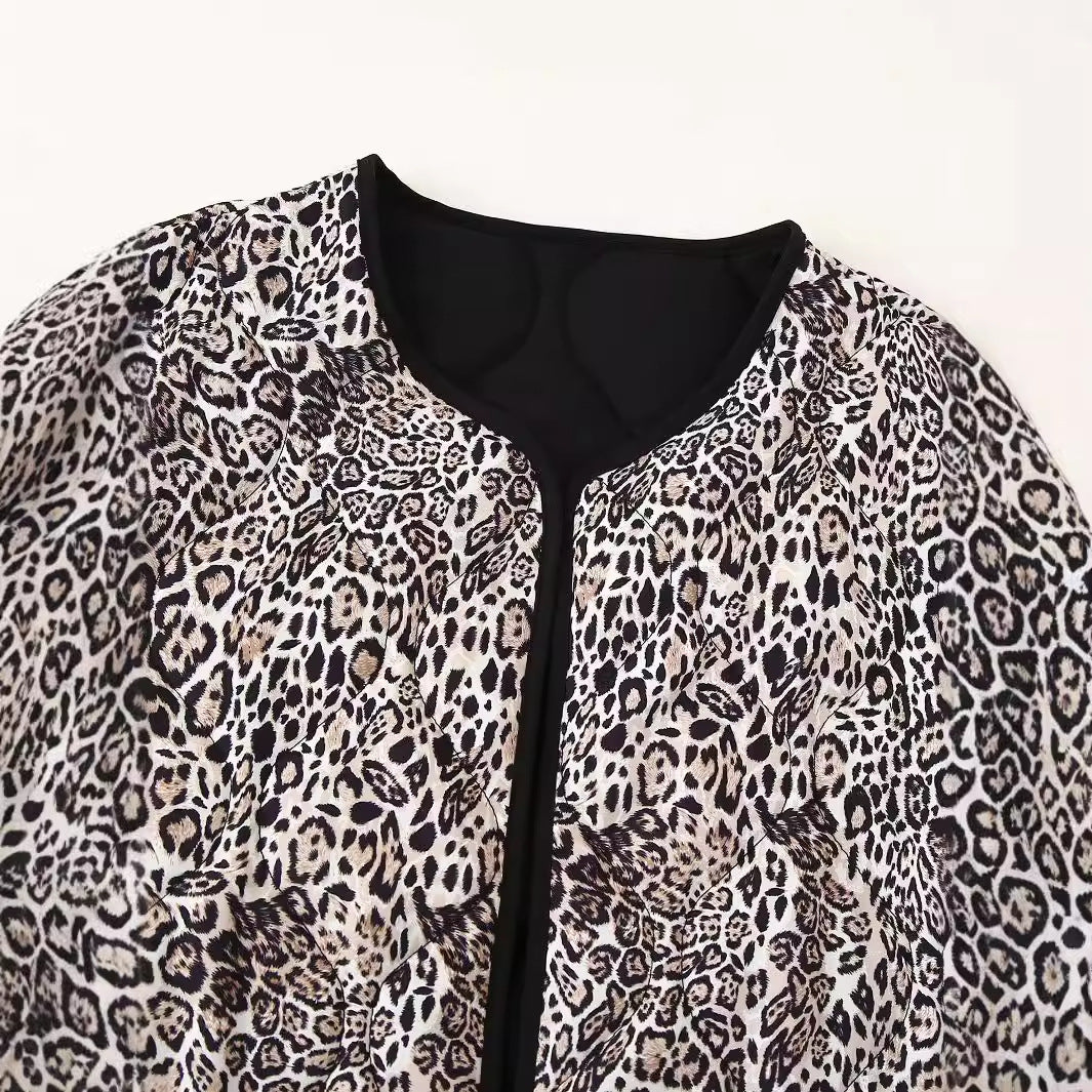 Damen gesteppte Kurzjacke mit Leoprint, offenem Rundhalsausschnitt, kontrastpaspel und aufgesetzten Taschen – Célinea