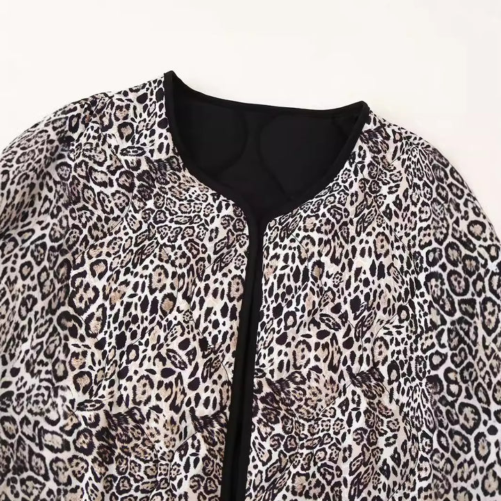 Damen gesteppte Kurzjacke mit Leoprint, offenem Rundhalsausschnitt, kontrastpaspel und aufgesetzten Taschen – Célinea