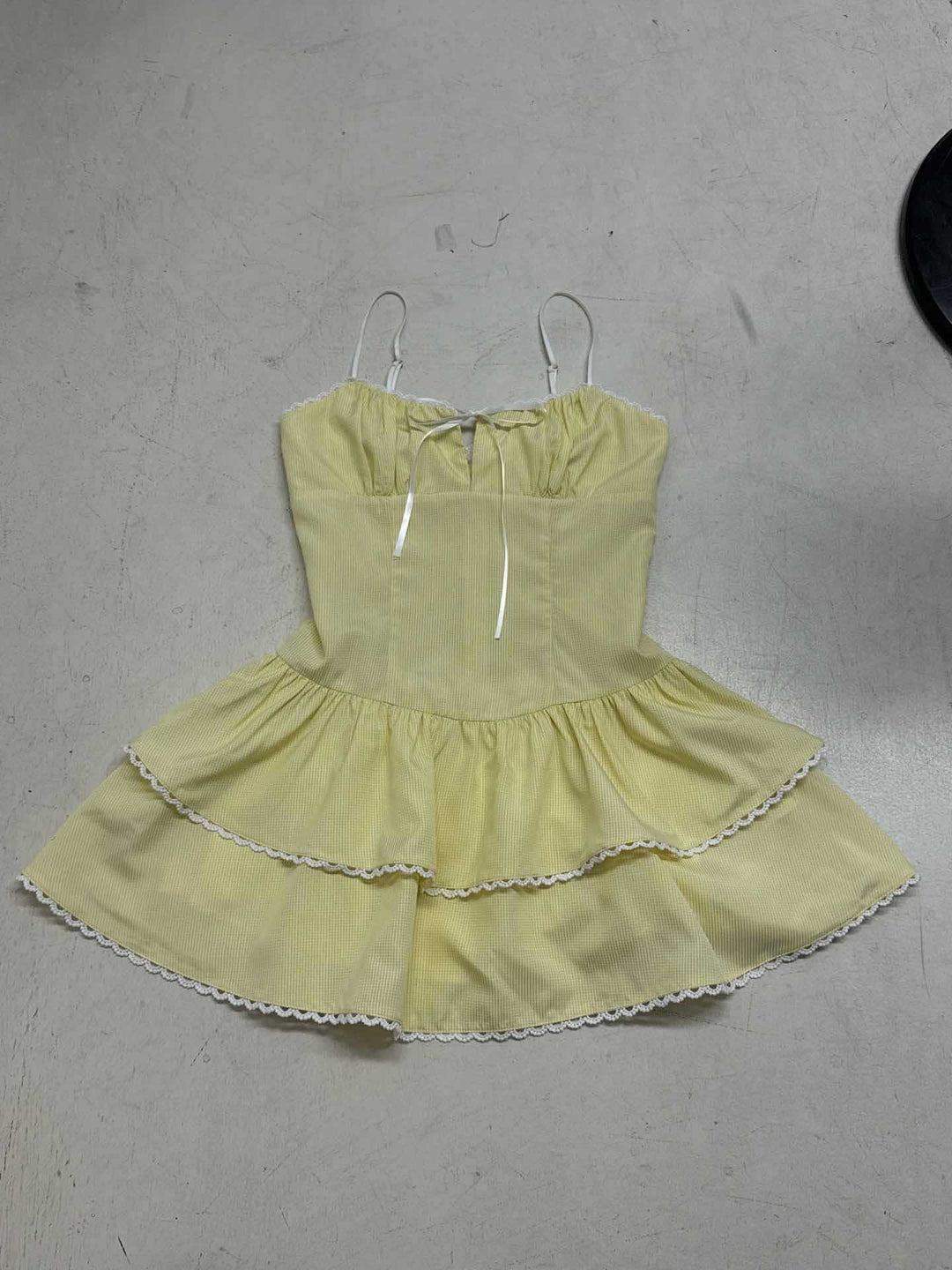 Damen verspieltes Kleid mit Rüschenelementen und Spaghetti-Trägern Echo Archiv