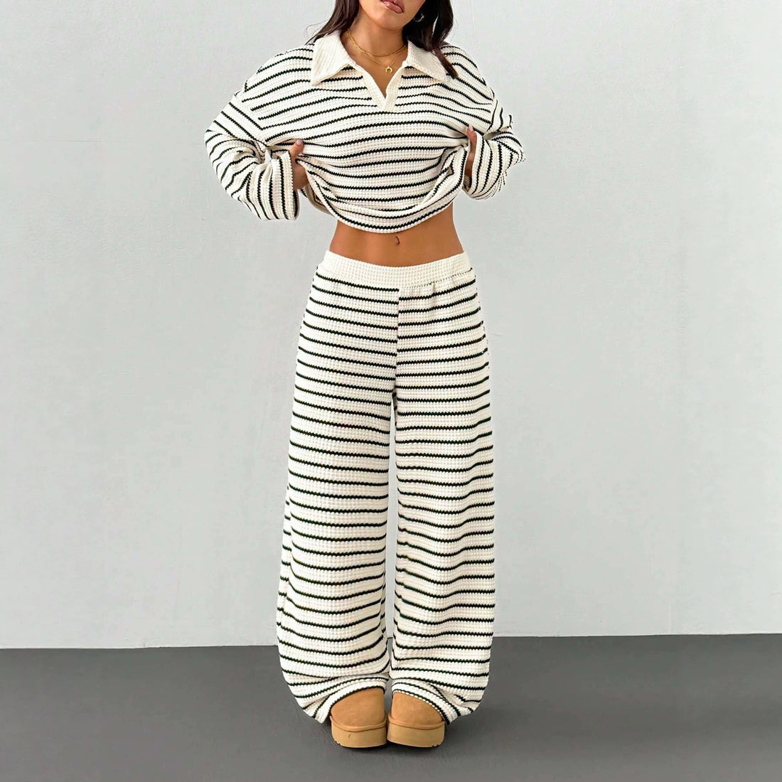 Damen Gestricktes Loungewear-Set mit Polo‑V‑Ausschnitt, Glockenärmeln und weitem, hochgeschnittenem Hosenbein Echo Archiv