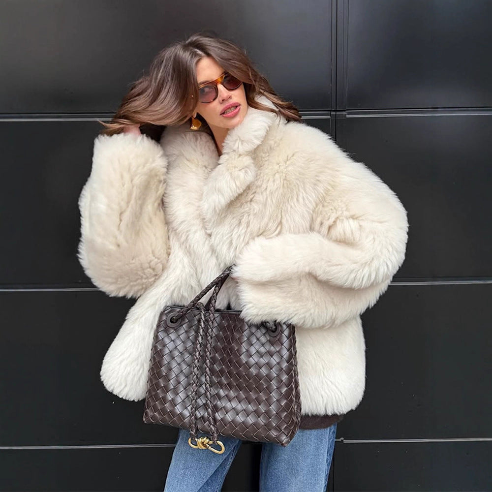 Damen Kurzmantel aus voluminösem Faux‑Fur mit gerundetem Schalkragen und kastiger Silhouette Echoarchiv