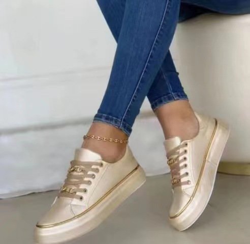 Damen Plateausneaker mit goldener Zierkante und Schmuckketten‑Details Echoarchiv
