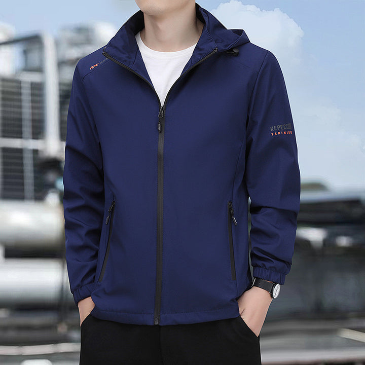 Herren leichte Softshell-Kapuzenjacke mit winddichter Membran, Reißverschluss‑Taschen und elastischen Bündchen Echoarchiv