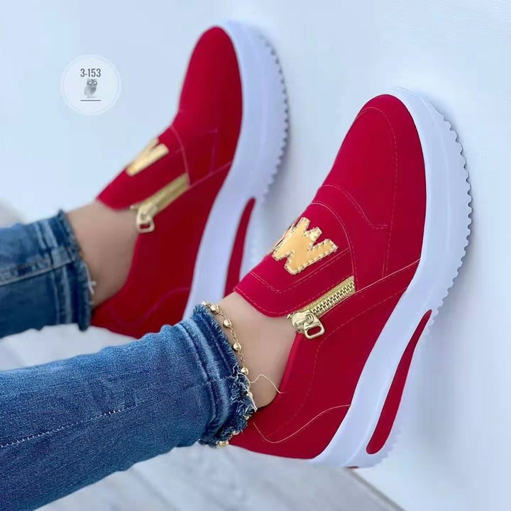 Damen nan Slip-On Plateau-Sneaker mit seitlichem Deko-Reißverschluss und metallischer Logo-Applikation Echo Archiv