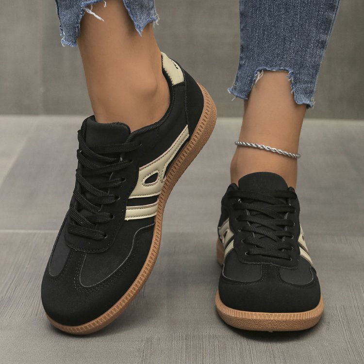 Damen Casual-Sneaker im Retro-Look aus Wildlederimitat mit kontrastierenden Zierstreifen und dämpfender Gummisohle – Névara