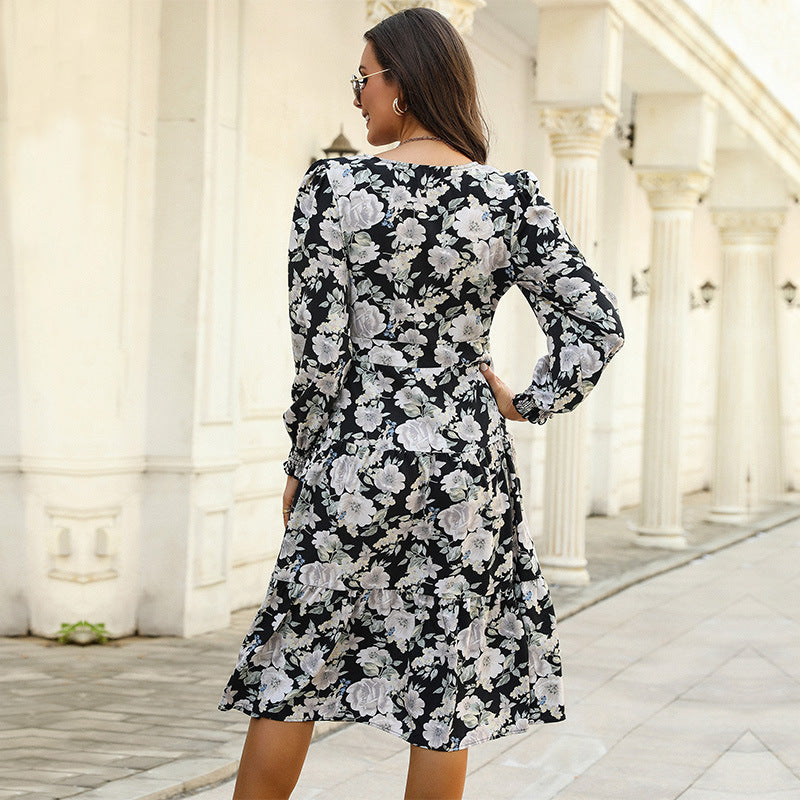 Damen Midikleid mit Stufenrock, V‑Ausschnitt, Taillennaht und gerafften Armabschlüssen Echoarchiv