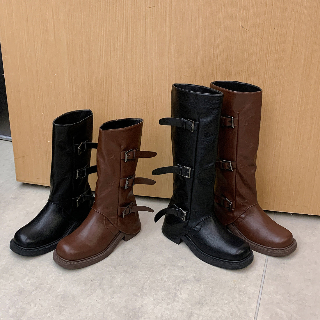 Damen Wadenhohe Stiefel mit dreifacher Gürtelschnalle und profilierter Plateausohle Echo Archiv