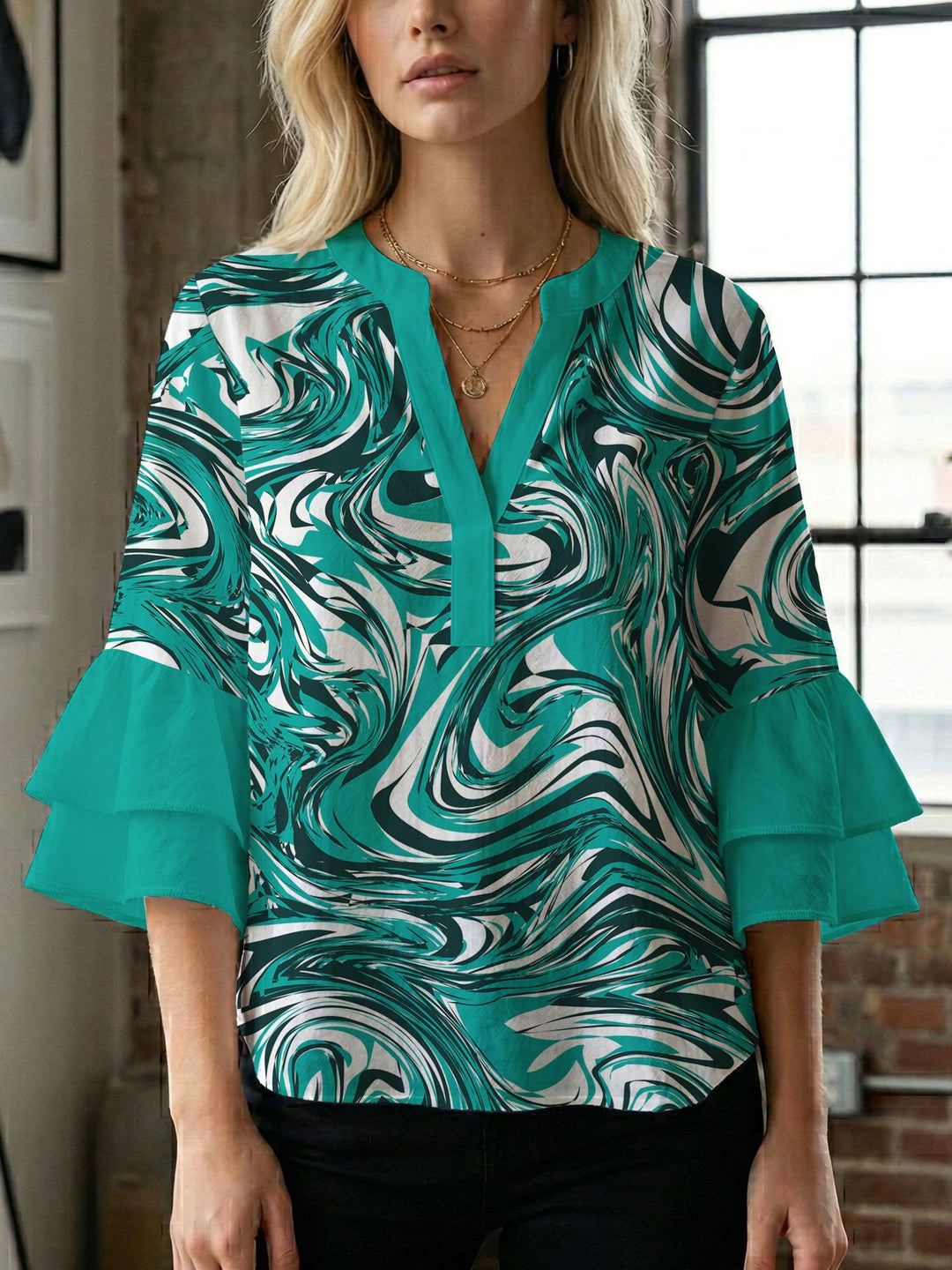 Damen Bluse mit voluminösen Flügelärmel und intensivem Blattmuster Echo Archiv