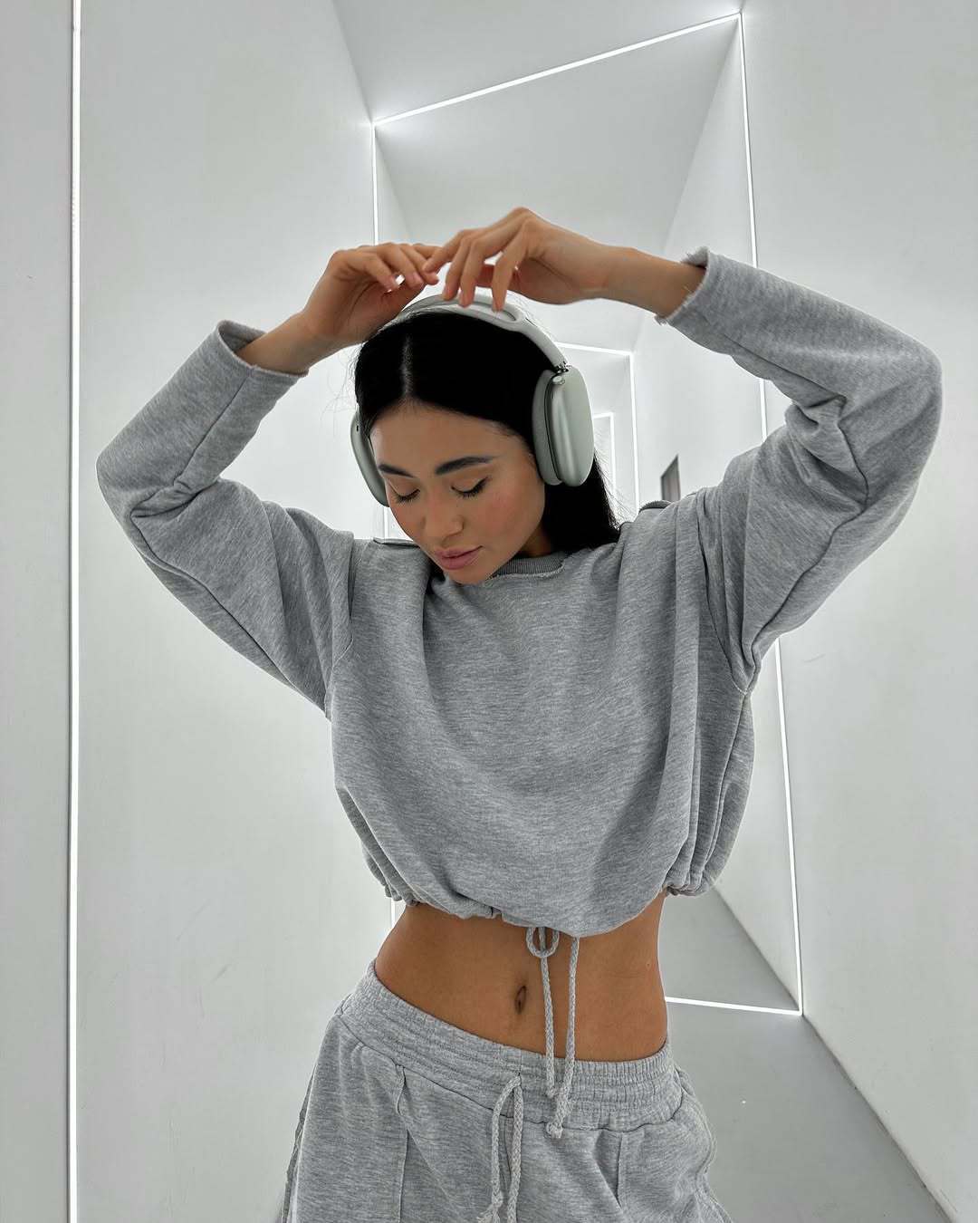 Damen kurzes Sweatshirt mit Kordelzug und Oversize-Ärmeln – Avérine