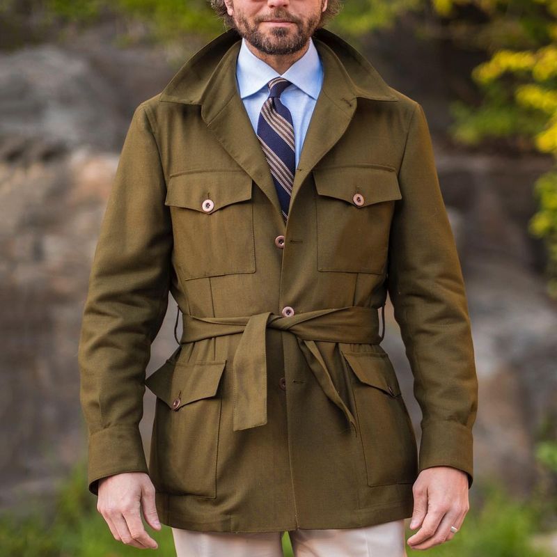 Herren Taillierte Feldjacke mit Bindegürtel, Pattentaschen und Kentkragen – Taviero
