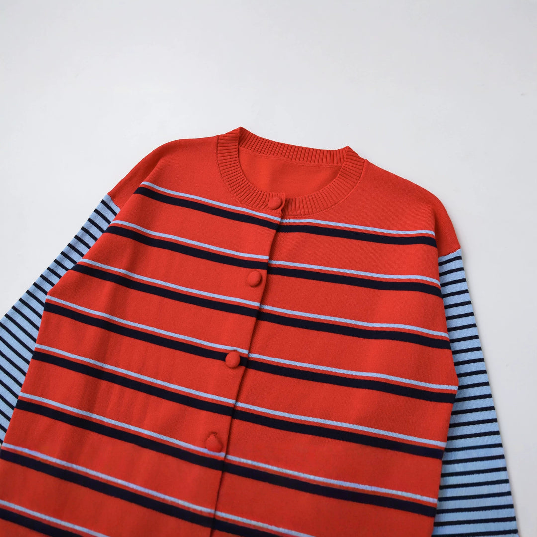Damen Gestreifte Strickjacke mit Rundhals und Knopfverschluss Echoarchiv
