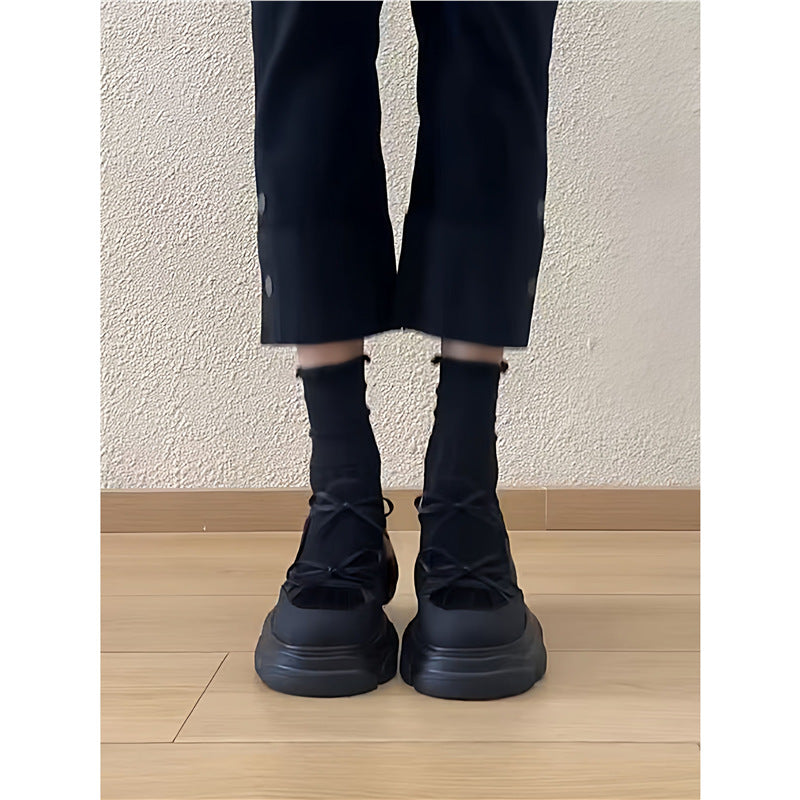 Damen Skulpturale Plateau‑Sneaker mit überhöhter Chunky‑Sohle und dekorativem Schleifenriemen – Névara