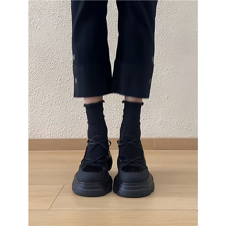 Damen Skulpturale Plateau‑Sneaker mit überhöhter Chunky‑Sohle und dekorativem Schleifenriemen – Névara