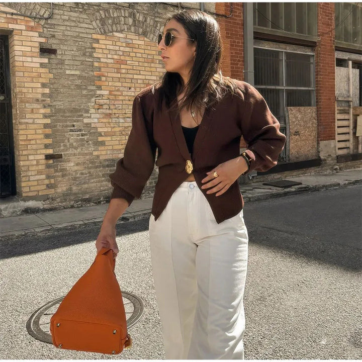 Damen 500+ Cropped‑Cardigan mit Taillenraffung, tiefem V‑Ausschnitt und großem Zierknopf Echo Archiv