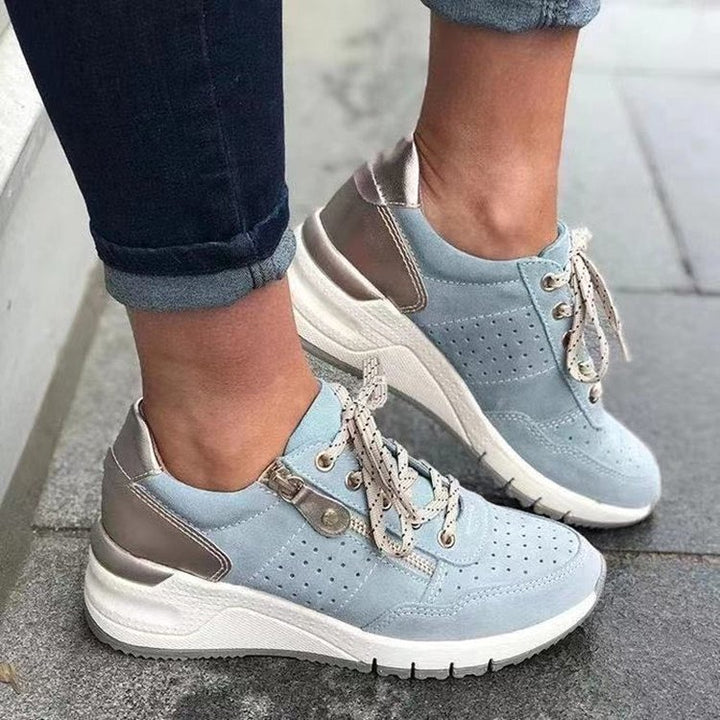 Damen Chunky-Plateau-Sneaker mit perforiertem Velours, gepolstertem Komfortfußbett und Metallic-Fersenaufbau – Névara