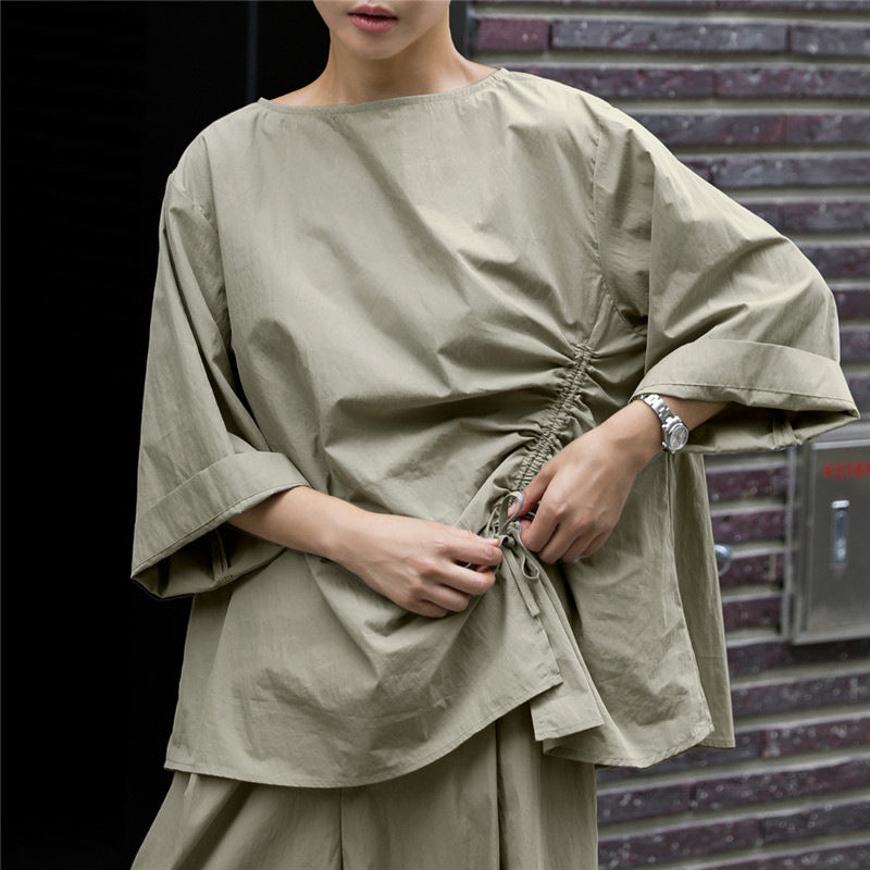 Damen Oversize-Bluse mit seitlicher Kordel‑Raffung, U‑Boot‑Ausschnitt und weiten Ärmeln Echoarchiv