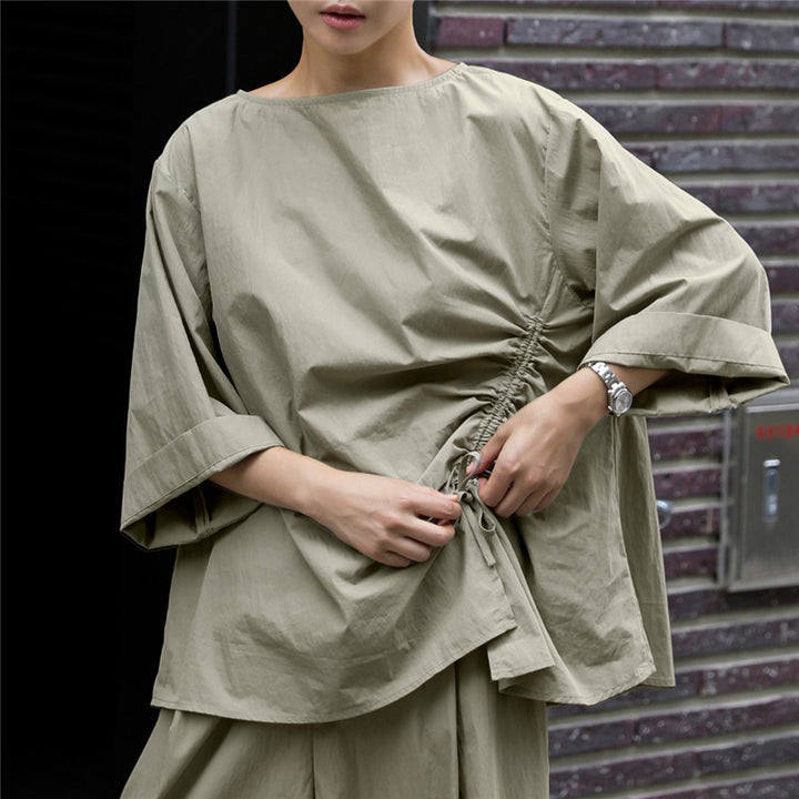 Damen Oversize-Bluse mit seitlicher Kordel‑Raffung, U‑Boot‑Ausschnitt und weiten Ärmeln Echoarchiv