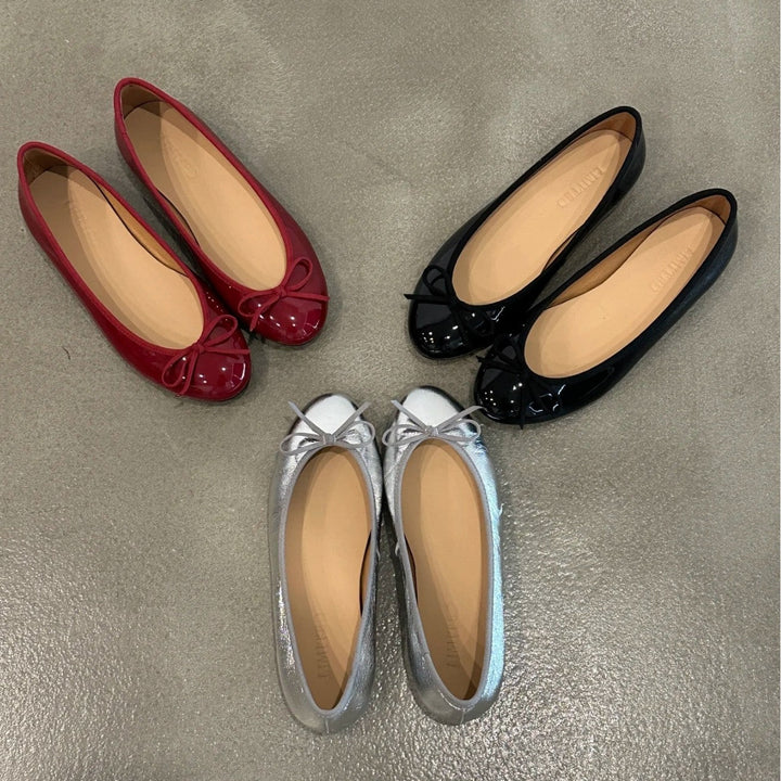 Damen Ballerina-Schuhe mit glänzender Oberfläche und verspieltem Schleifenakzent Echoarchiv