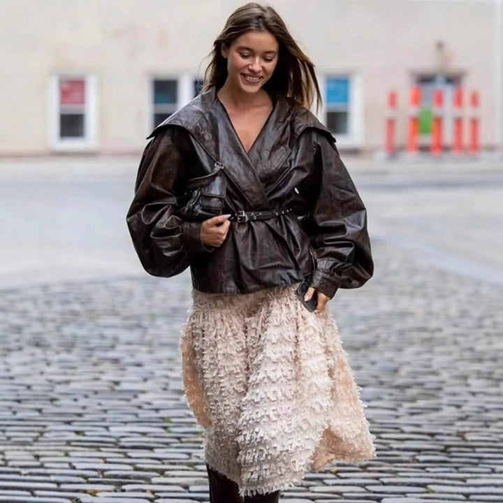 Damen Taillierter Lederimitat-Blouson mit weitem Schalkragen, voluminösen Ballonärmeln und doppeltem Nietengürtel Echoarchiv