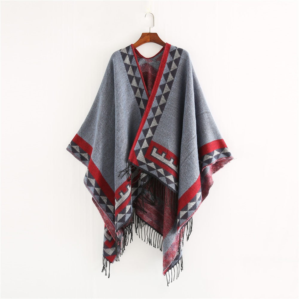 Damen Weichfallender Capeponcho mit Dreieck-Jacquard, Kontrastbordüre und Fransensaum – Célinea