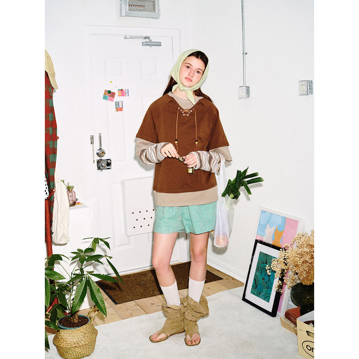 Damen Lagenlook-Sweatshirt mit Schnürung, gestreiften Ärmel-Einsätzen und asymmetrischem Saum Echoarchiv