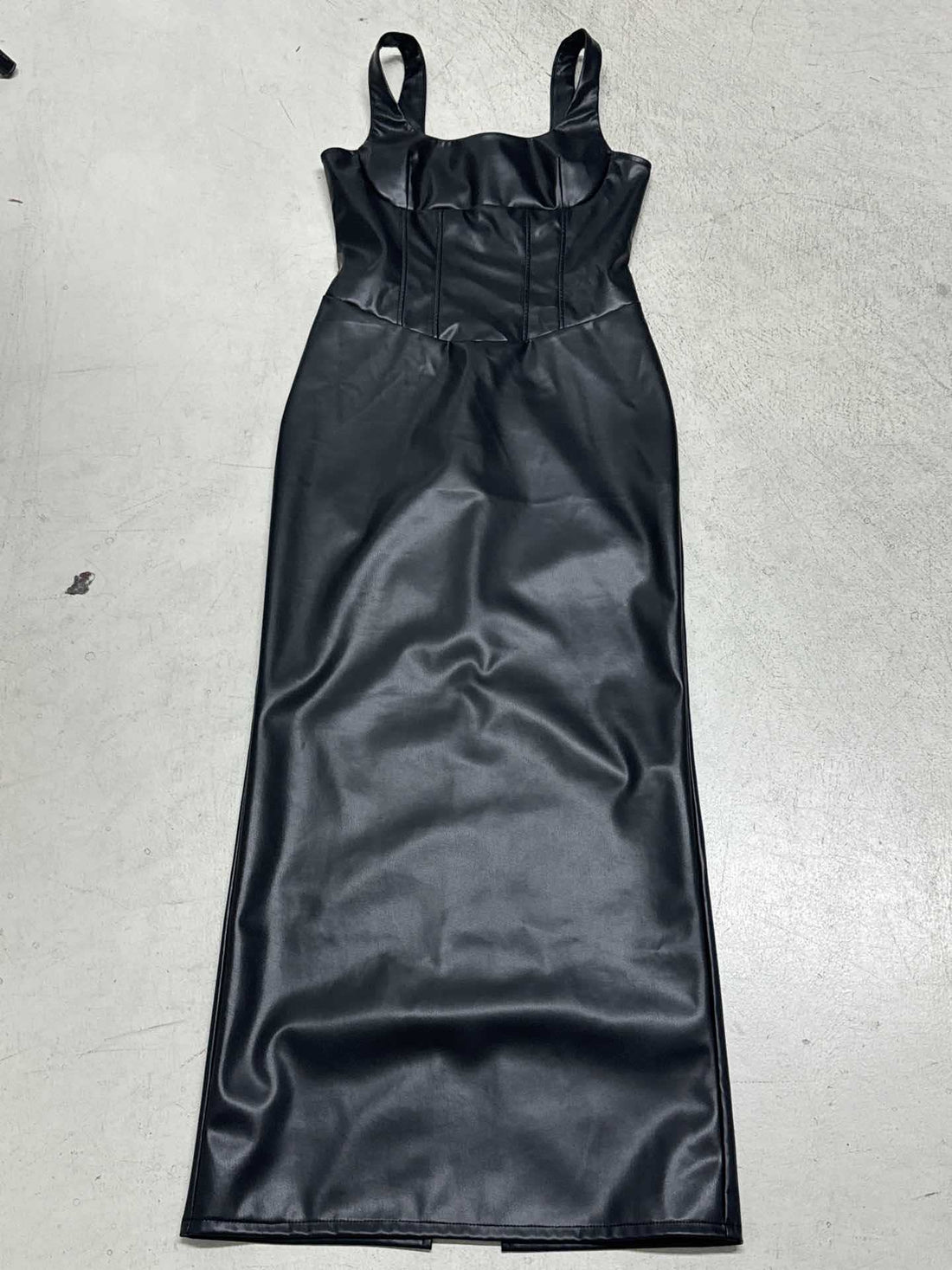 Damen Figurumspielendes Kunstlederkleid mit charmanten Trägern – Élara