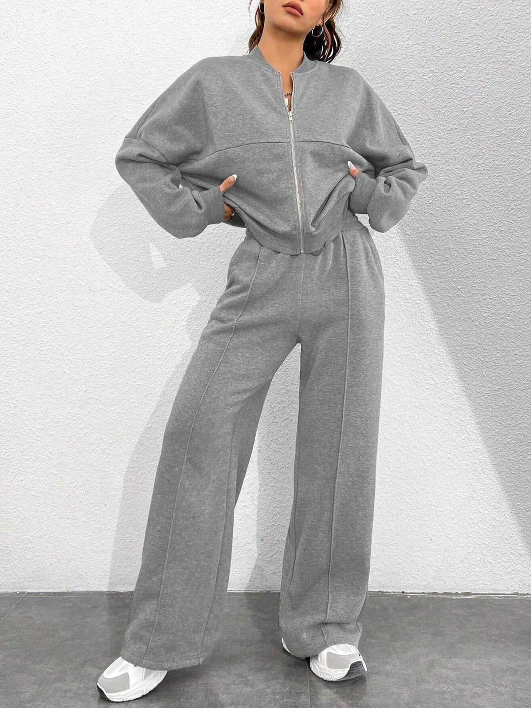 Damen Loungewear-Set mit kurzem Reißverschluss-Bomber und weiter High-Waist Jogginghose – Élanora
