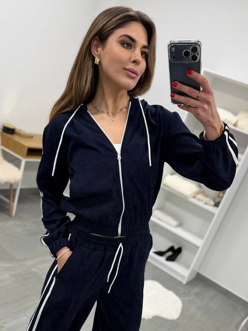Damen Cord-Jogginganzug mit Kapuze, seitlichen Kontraststreifen, Tunnelzug und elastischen Saumbündchen – Avérine