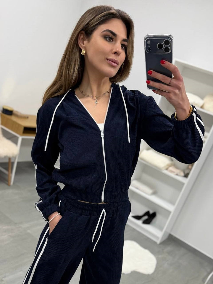Damen Cord-Jogginganzug mit Kapuze, seitlichen Kontraststreifen, Tunnelzug und elastischen Saumbündchen – Avérine