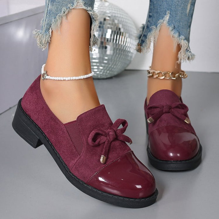 Damen Lack- und Wildlederslipper mit Zierschleife und niedrigem Blockabsatz – Lioré