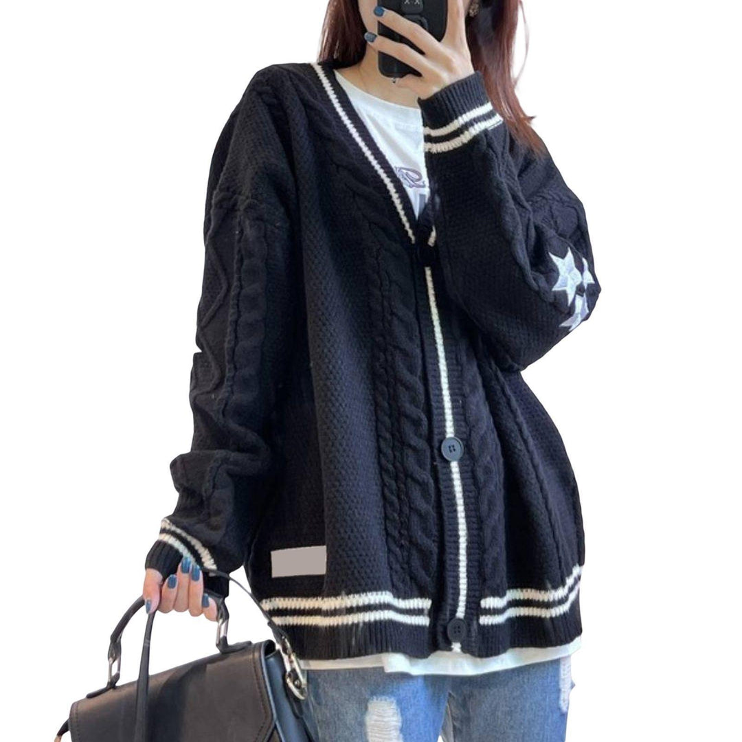 Damen nan oversized Zopfmuster-Cardigan mit V-Ausschnitt, Knopfleiste und Sternapplikationen Echo Archiv